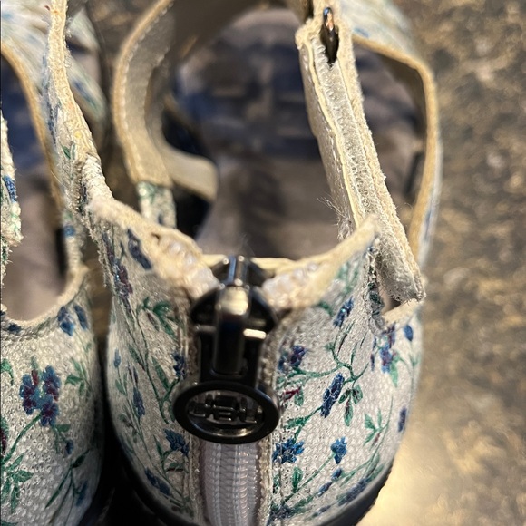 JBU Laser-Cut Ditzy Floral Wedge Sandals White Blue Green & Purple Size 6.5 - Picture 13 of 13